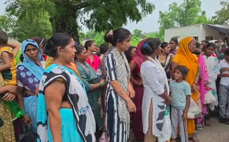 बरेली सेंट्रल जेल में दिखा अनोखा रक्षाबंधन: सलाखों के पीछे बंधा स्नेह, भाइयों की कलाई पर सजी बहनों की राखी।