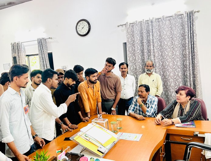 कॉलेज में अव्यवस्थाओं पर अभाविप का प्रदर्शन, 26 अगस्त तक सुधार की मांग
