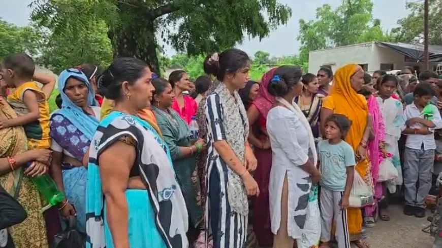 बरेली सेंट्रल जेल में दिखा अनोखा रक्षाबंधन: सलाखों के पीछे बंधा स्नेह, भाइयों की कलाई पर सजी बहनों की राखी।