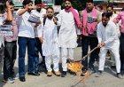 बरेली में यूथ ब्रिगेड ने फूंका मुख्य चुनाव आयुक्त का पुतला, इस्तीफे की मांग