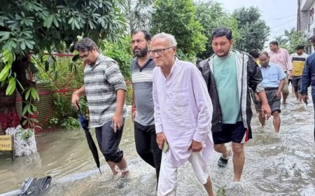 जल भराव के बीच पानी में खुद उतरकर वन मंत्री अरुण कुमार सक्सेना संभाला मोर्चा