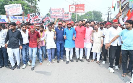 सपा छात्र सभा का बरेली में विशाल 'छात्र न्याय मार्च': काली पट्टी बांध सड़कों पर उतरे हजारों युवा, कलेक्ट्रेट पर दिया धरना