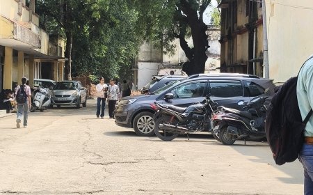 बरेली कॉलेज में प्राचार्य के फरमान की उड़ रही धज्जियां,पार्किंग नियम भूल विभागों के बाहर कारें पार्क कर रहे गुरु जी