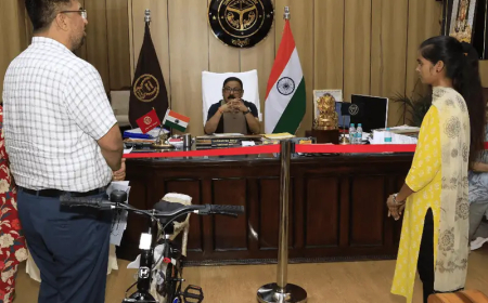 बरेली डीएम ने ITI छात्रा की बढ़ाई हौसला,चोरी हुई साइकिल के बदले दिलाई नई साइकिल