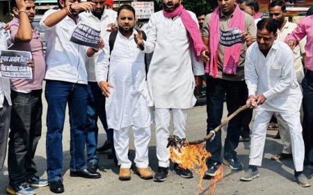 बरेली में यूथ ब्रिगेड ने फूंका मुख्य चुनाव आयुक्त का पुतला, इस्तीफे की मांग