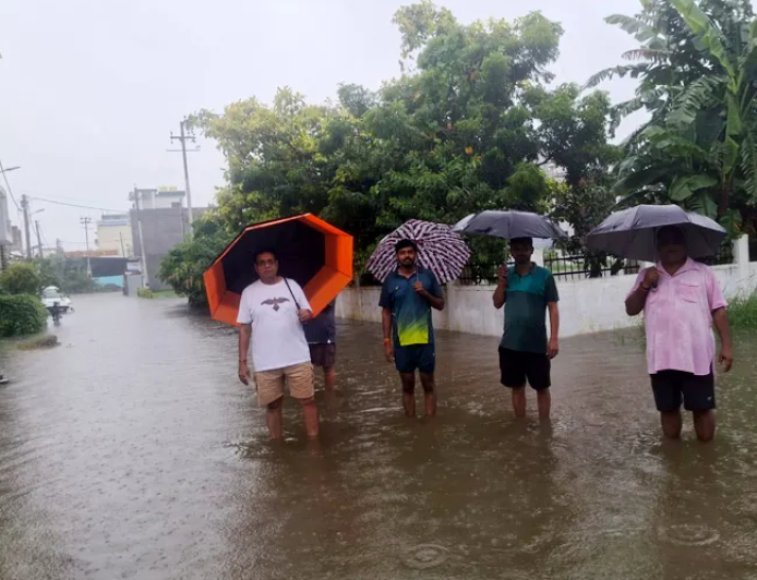 बरेली में आफत की बारिश: पाश कॉलोनियों में 3 फीट तक भरा पानी, पावर स्टेशन डूबे और कई इलाकों की बिजली गुल