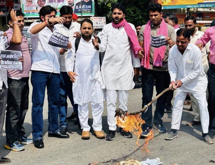 बरेली में यूथ ब्रिगेड ने फूंका मुख्य चुनाव आयुक्त का पुतला, इस्तीफे की मांग