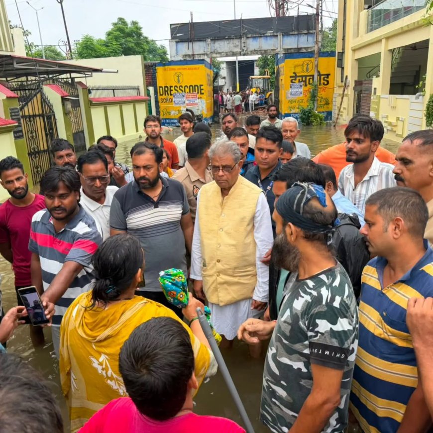 जल भराव के बीच पानी में खुद उतरकर वन मंत्री अरुण कुमार सक्सेना संभाला मोर्चा