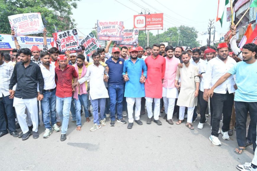 सपा छात्र सभा का बरेली में विशाल 'छात्र न्याय मार्च': काली पट्टी बांध सड़कों पर उतरे हजारों युवा, कलेक्ट्रेट पर दिया धरना