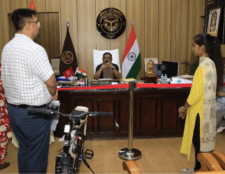 बरेली डीएम ने ITI छात्रा की बढ़ाई हौसला,चोरी हुई साइकिल के बदले दिलाई नई साइकिल