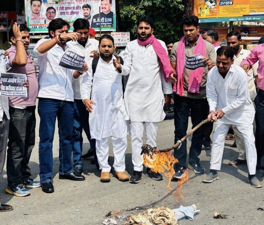 बरेली में यूथ ब्रिगेड ने फूंका मुख्य चुनाव आयुक्त का पुतला, इस्तीफे की मांग